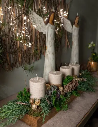 Adventsgesteck mit Engeln in weiß