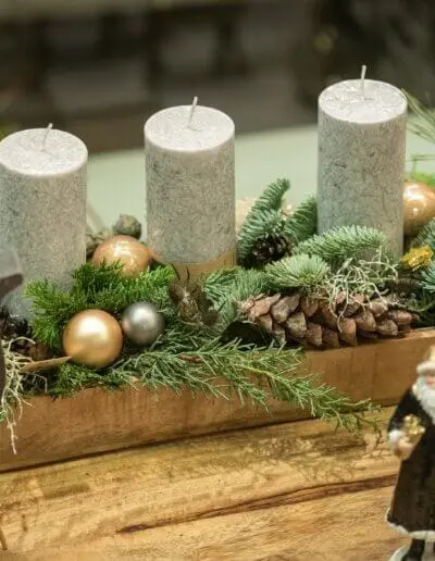 Adventsgesteck mit gefrosteten Kerzen