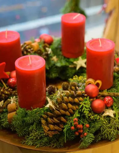 Adventskranz rot mit Zapfen