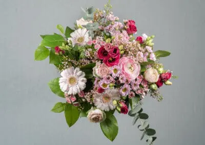 bunter Strauß mit Ranunkeln und Gerbera