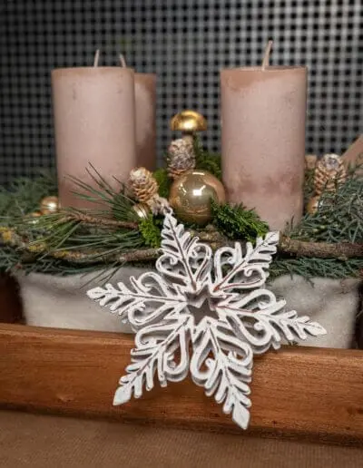 eckiger Adventskranz taupefarben mit Schneeflocke
