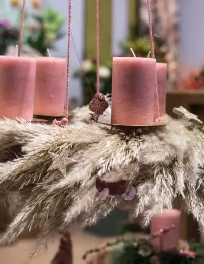Hängender Adventskranz fedriger Look