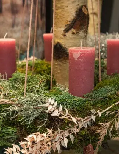hängender Adventskranz natürlich rot
