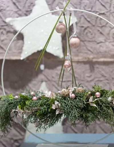 hängender Reif mit pastellfarbener Adventsdeko