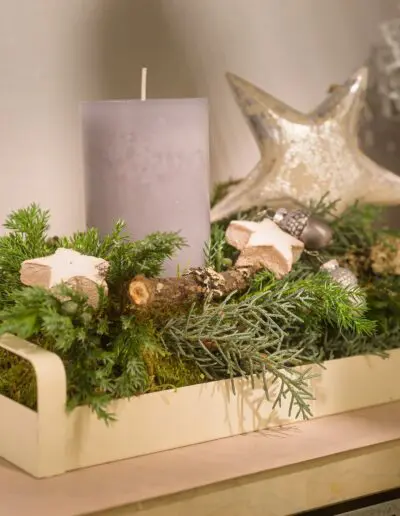 Kerzengesteck grau mit Holzsternen