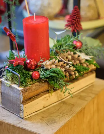 Kerzengesteck in Rindenbox mit Zapfen