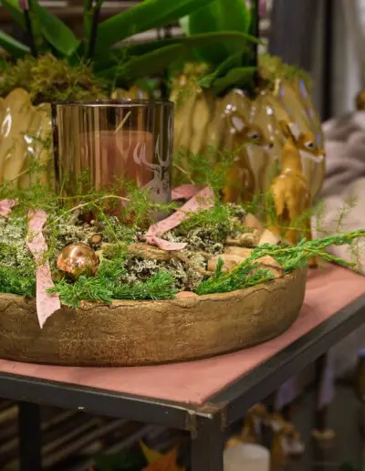 Schale mit Kerzen und Zweigen