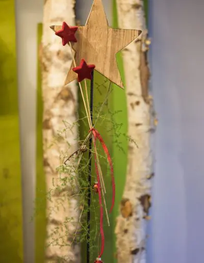 stehendes Gesteck mit Sternen und Zweig