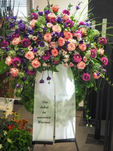 Trauerkranz üppig gesteckt Trauerkranz üppig gesteckt