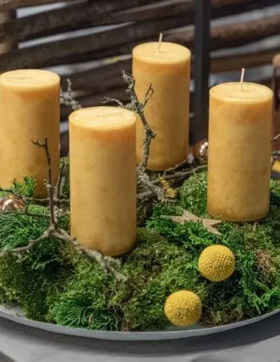 trendy Adventskranz mit senfgelben Kerzen