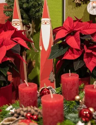 Weihnachtsmänner aus Holz in rot