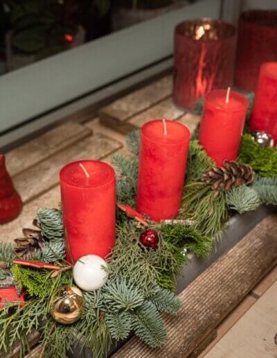 Adventsgesteck natürlich mit roten Kerzen