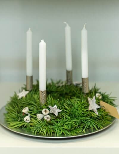 kleiner Adventskranz mit schmalen Kerzen